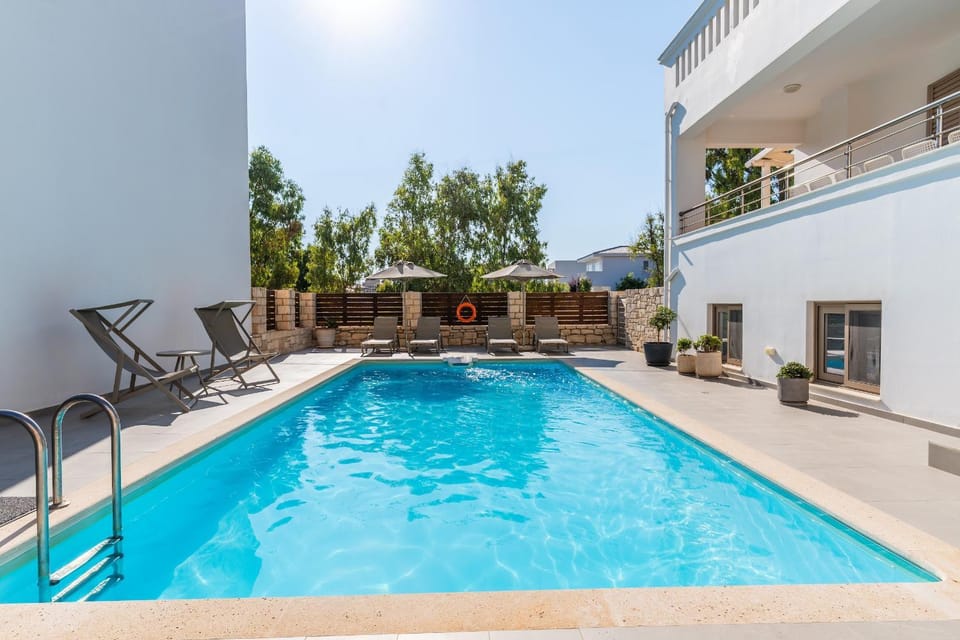 Pool view, Swimming pool, sunbed