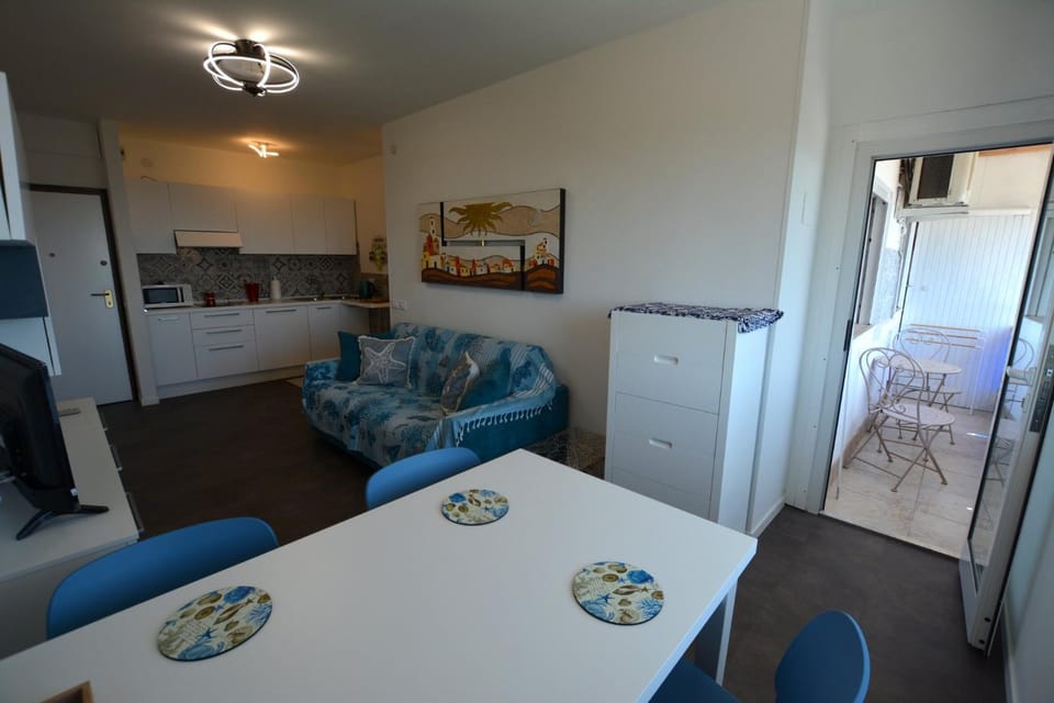 Living room, Seating area, Lunch