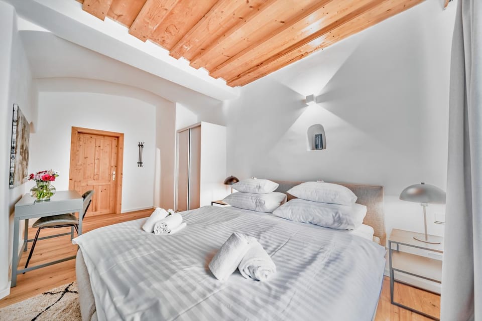 Bed, Photo of the whole room, Bedroom, towels