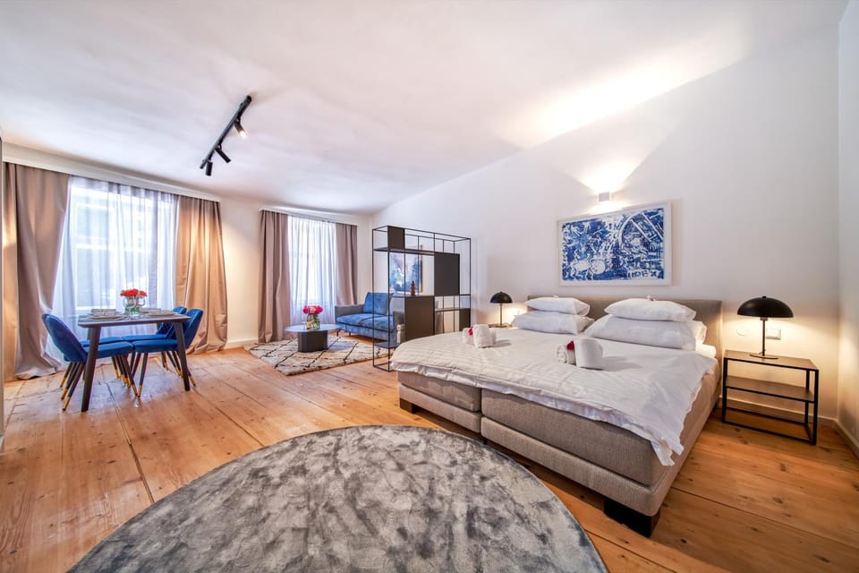 Bed, TV and multimedia, Living room, Photo of the whole room, Seating area, Dining area, Bedroom