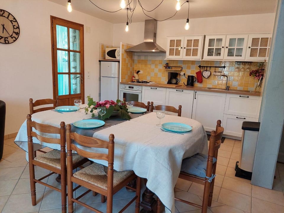 Property building, Kitchen or kitchenette, Living room