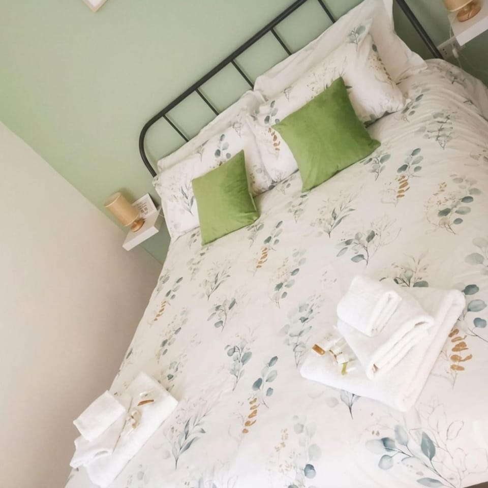 Bed, Photo of the whole room, Bedroom, towels