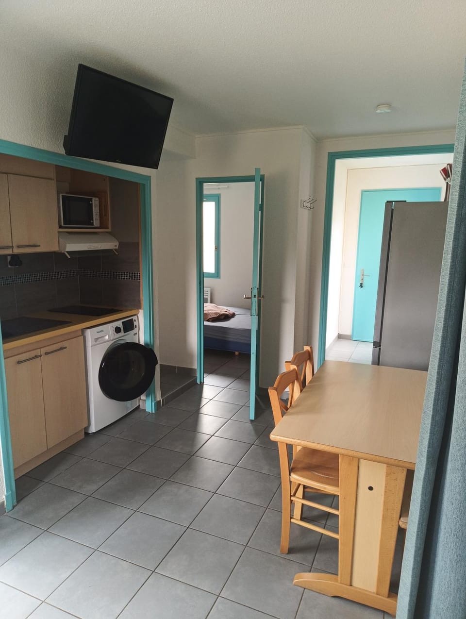 TV and multimedia, Kitchen or kitchenette, Living room, furniture, microwave, stove, washing machine