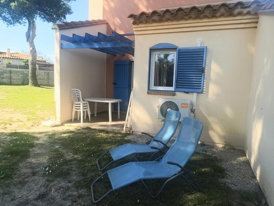 Patio, Day, Natural landscape, furniture, sunbed, air conditioner