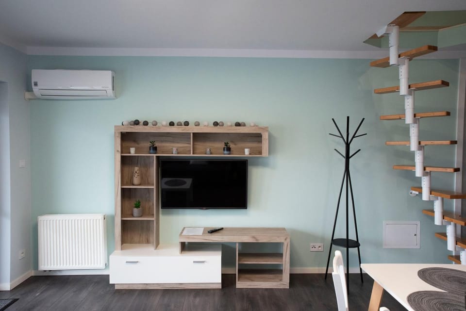 Communal lounge/ TV room, TV and multimedia, Living room, Seating area, Evening entertainment, air conditioner