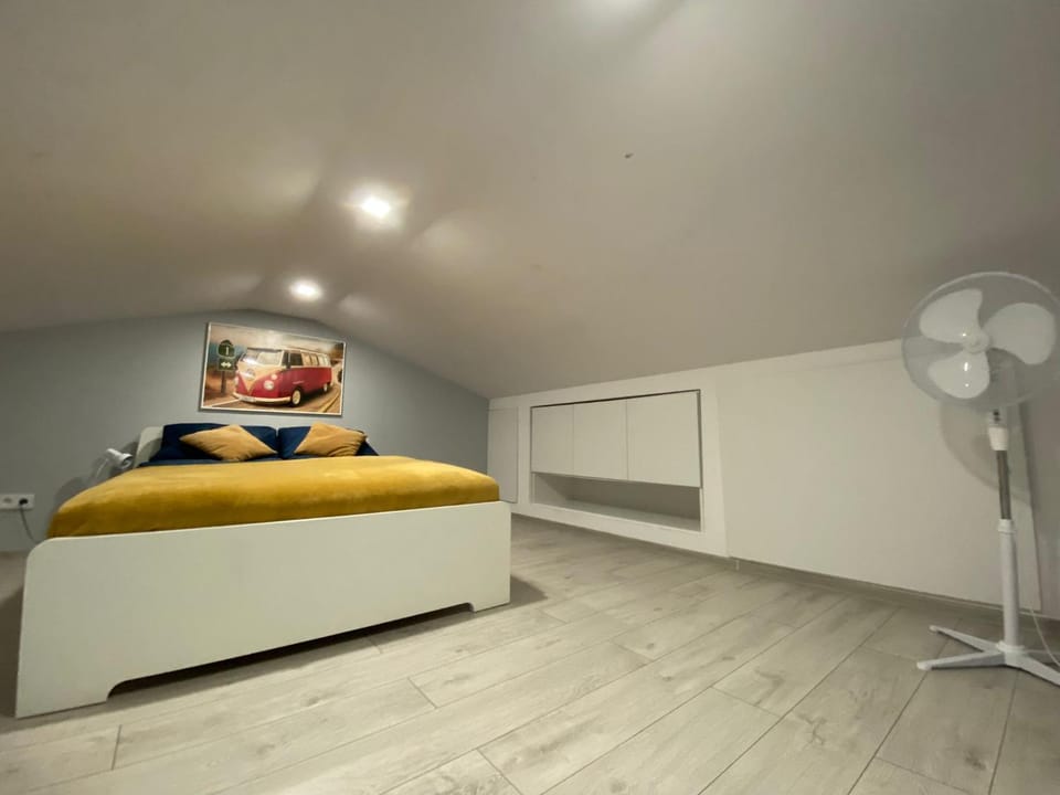 Bed, Photo of the whole room, fireplace