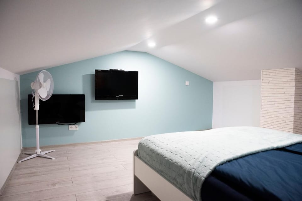 Bed, TV and multimedia, Photo of the whole room, Bedroom