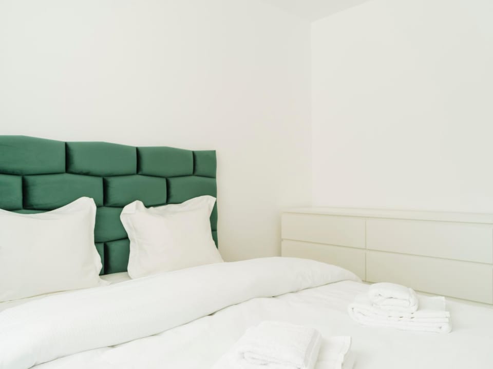 Bed, Bedroom, towels