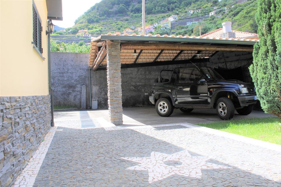 Day, Neighbourhood, Natural landscape, Mountain view, Parking