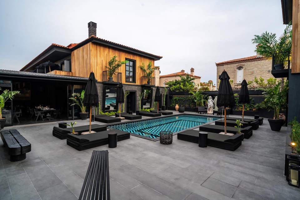 Property building, Patio, Garden, Swimming pool, sunbed