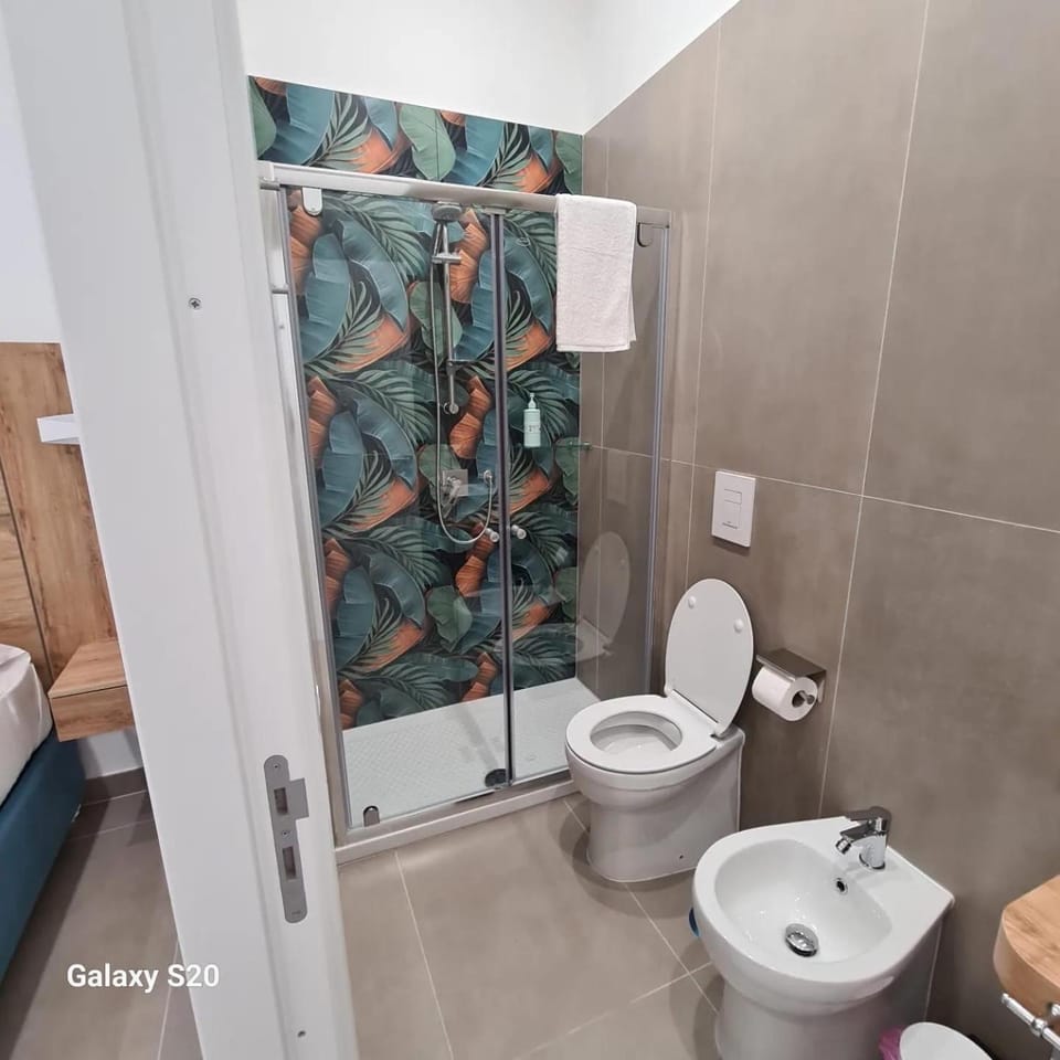Shower, Toilet, Bathroom, bidet, towels