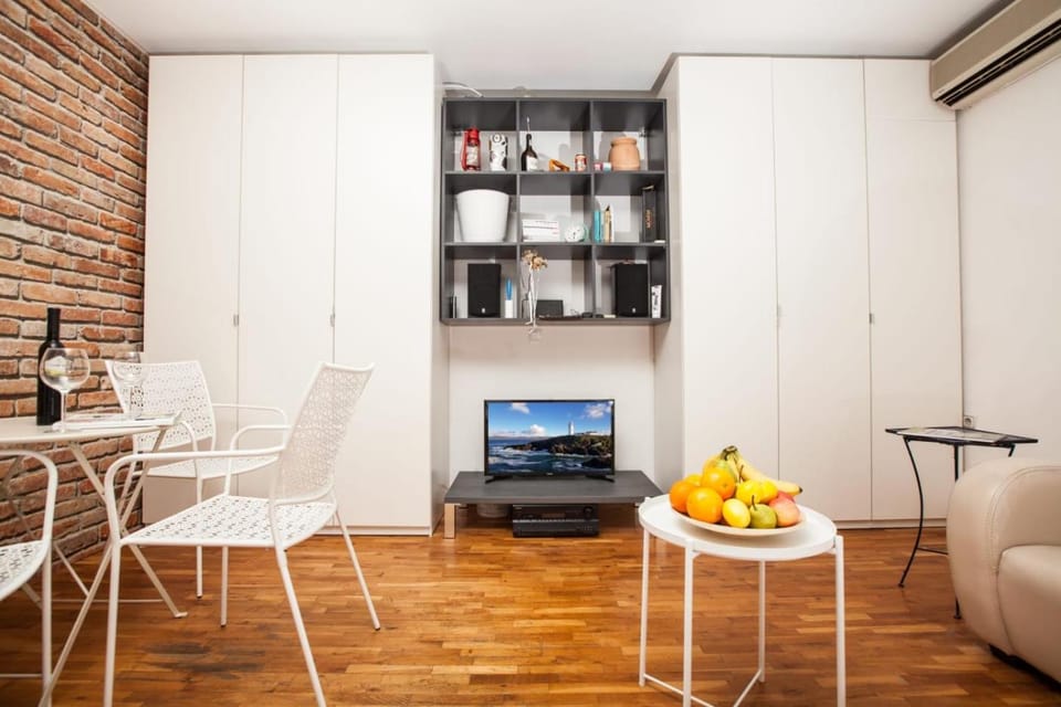TV and multimedia, Living room, Seating area, Dining area