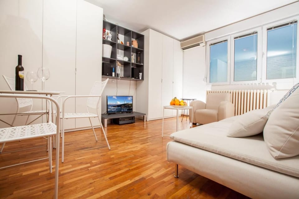 TV and multimedia, Living room, Seating area, Evening entertainment
