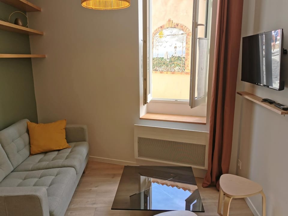 Communal lounge/ TV room, Living room