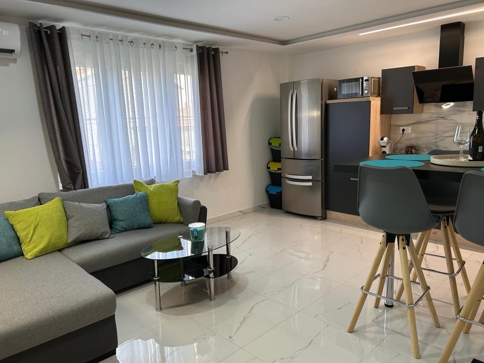 TV and multimedia, Kitchen or kitchenette, Living room, Seating area, Dining area, minibar, pet friendly, stove