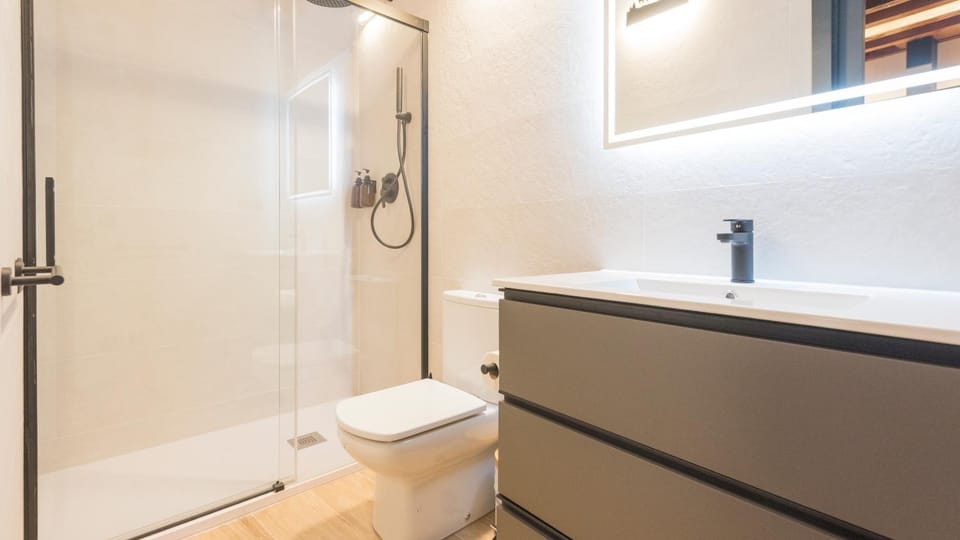 Shower, Toilet, towels