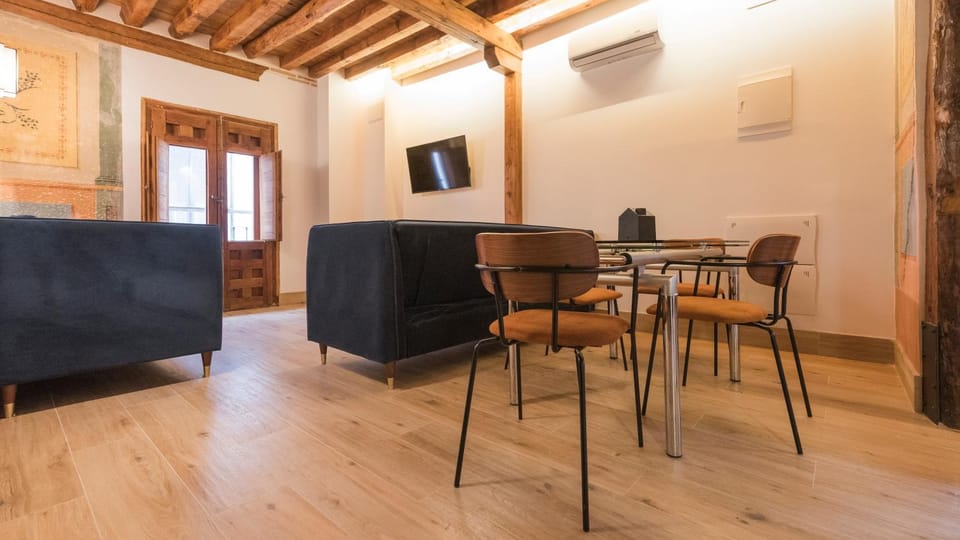 TV and multimedia, View (from property/room), Living room, Seating area, Dining area, air conditioner