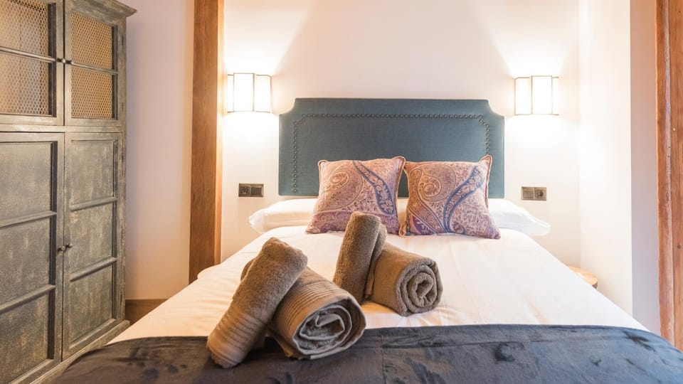 Bed, Photo of the whole room, Bedroom, towels