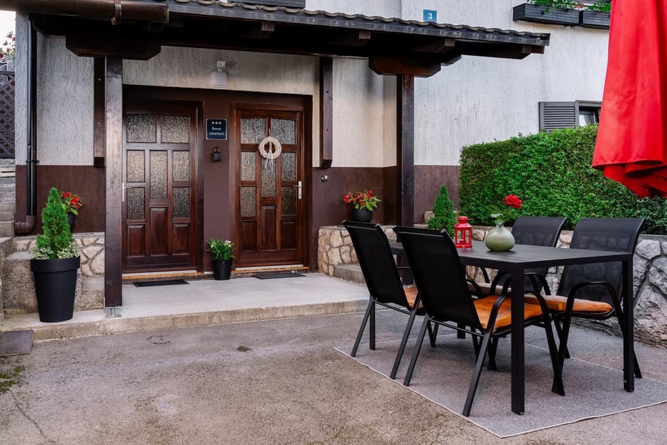 Property building, Patio, Day, Balcony/Terrace