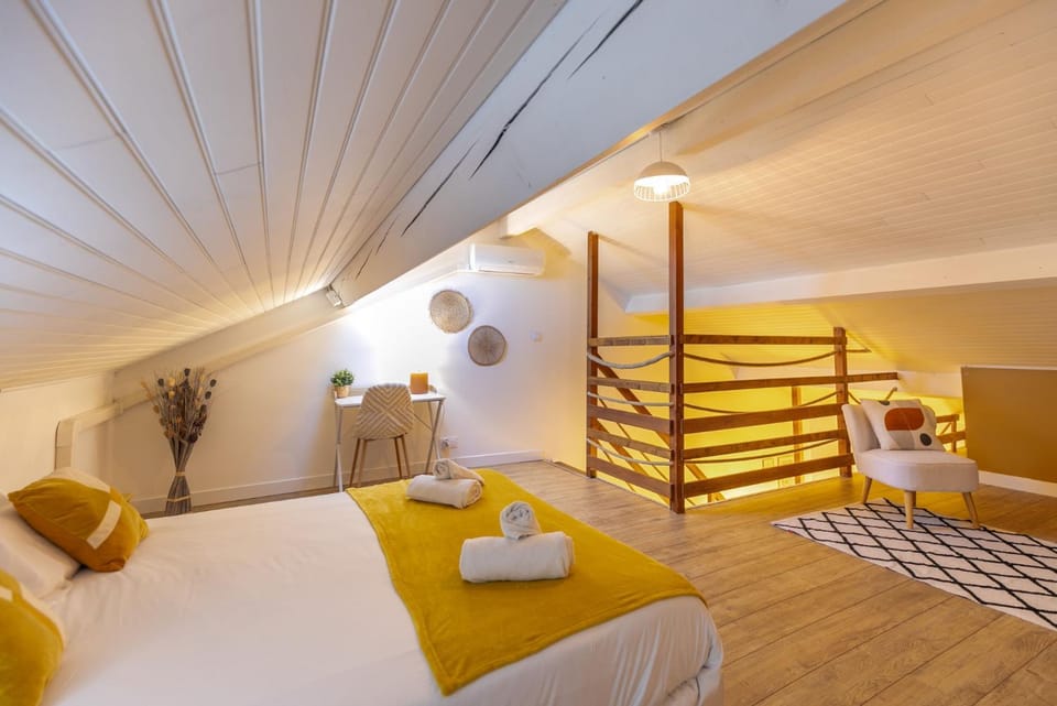 Bed, Photo of the whole room, Bedroom, towels