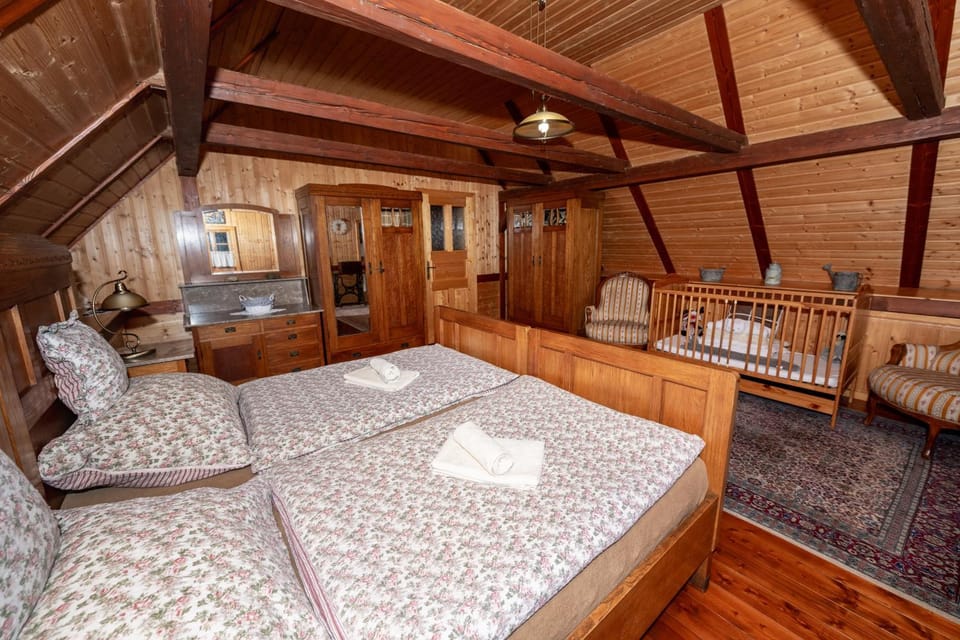 Photo of the whole room, Bedroom, cot