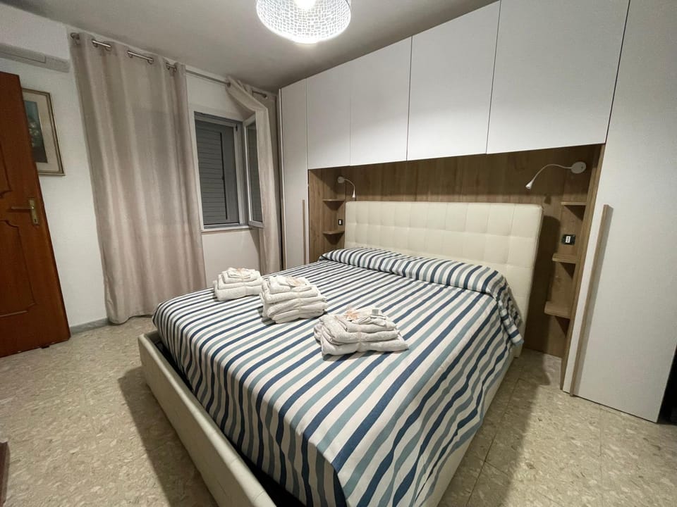 Bed, Photo of the whole room, wardrobe