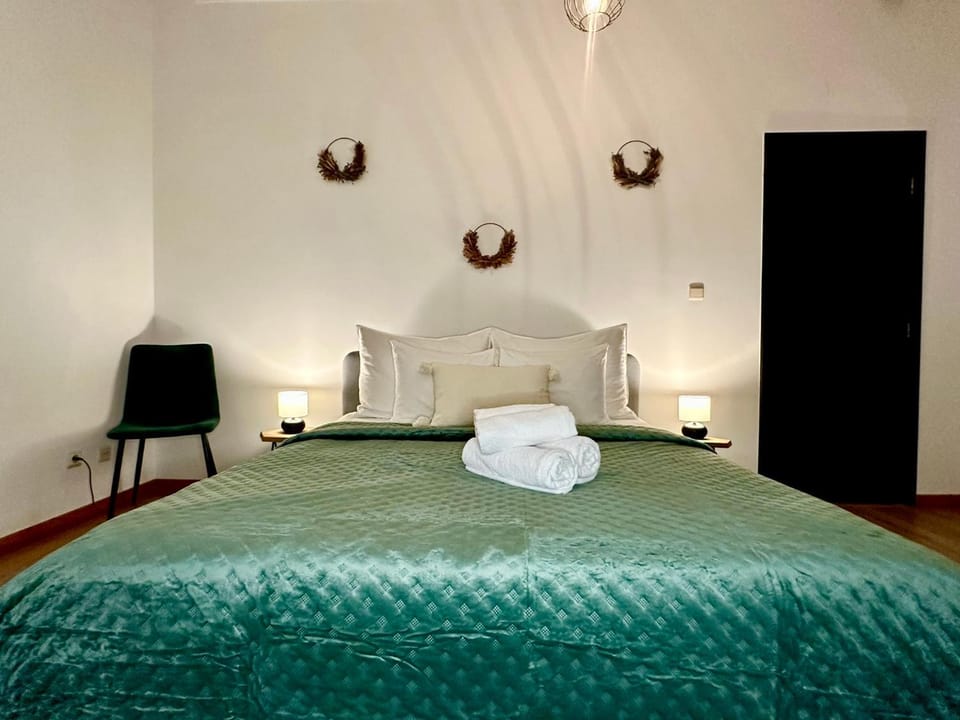 Bed, Bedroom, towels