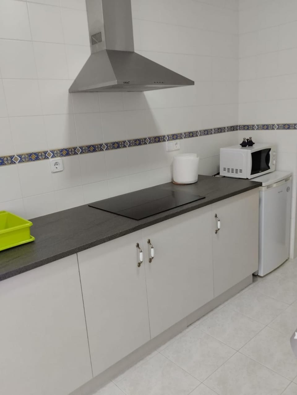 Kitchen or kitchenette, minibar