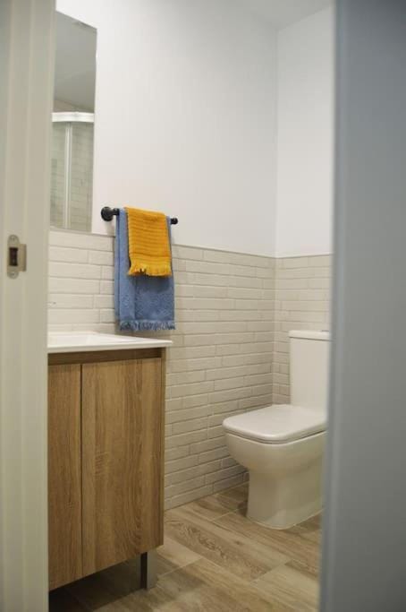 Shower, Toilet, Bathroom, towels