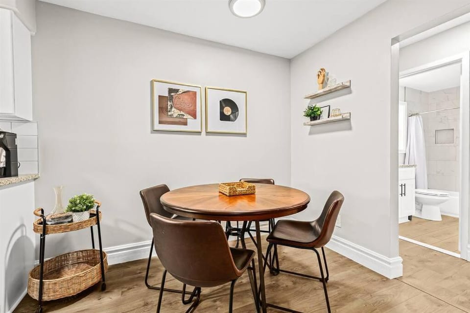 Luxury King Suite - Newly Renovated in Mt. Clemens Apartment in Mount Clemens
