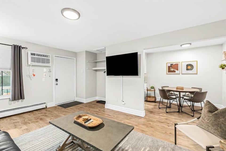 Luxury King Suite - Newly Renovated in Mt. Clemens Apartment in Mount Clemens