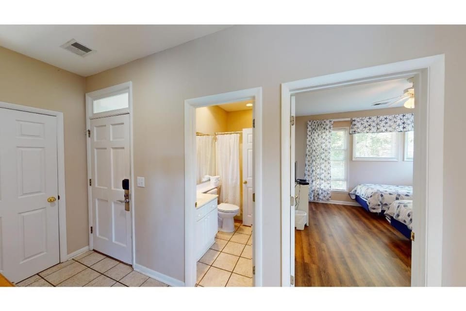 Coastal Charm 2BR Villa Lakeside Resort Amenities House in South Carolina