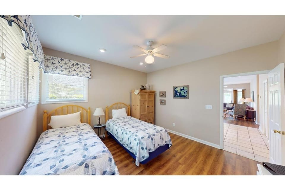 Coastal Charm 2BR Villa Lakeside Resort Amenities House in South Carolina