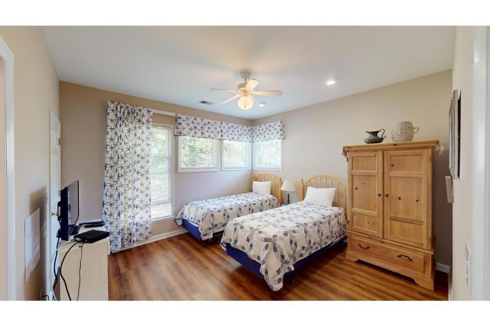 Coastal Charm 2BR Villa Lakeside Resort Amenities House in South Carolina