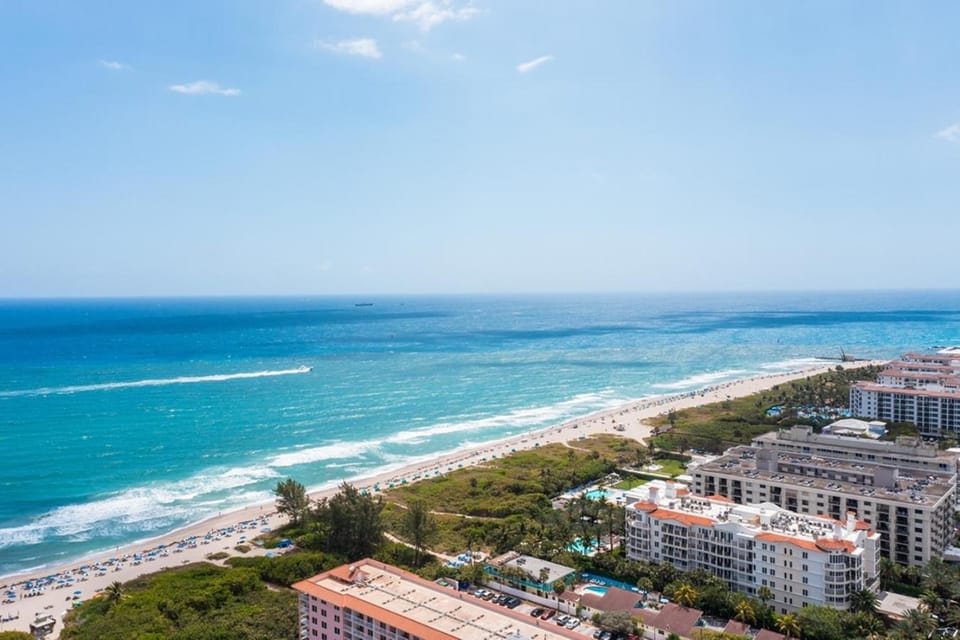 Steps To Beach! 4 Condos In 1- Perfect For Groups Apartment in Riviera Beach