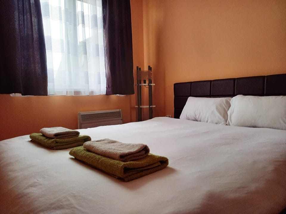Bed, Day, Photo of the whole room, Bedroom, heating, towels