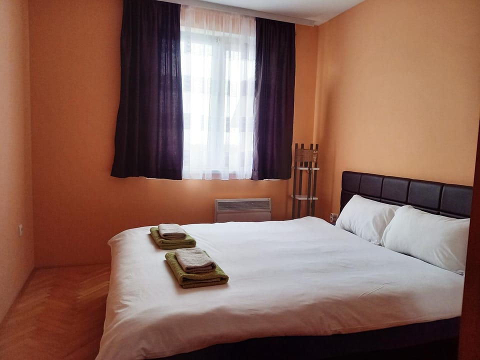 Bed, Day, Photo of the whole room, Bedroom, heating, towels