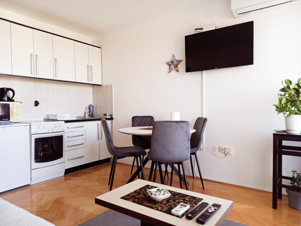 Coffee/tea facilities, Living room, Dining area, internet, microwave, oven, stove, kitchen