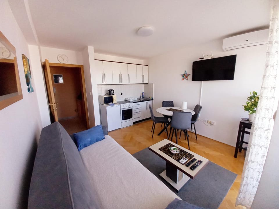 Bed, TV and multimedia, Living room, Photo of the whole room, Dining area, oven, stove, kitchen, air conditioner