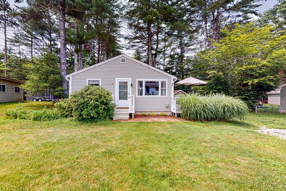Crystal Lake Cottage House in Gilmanton