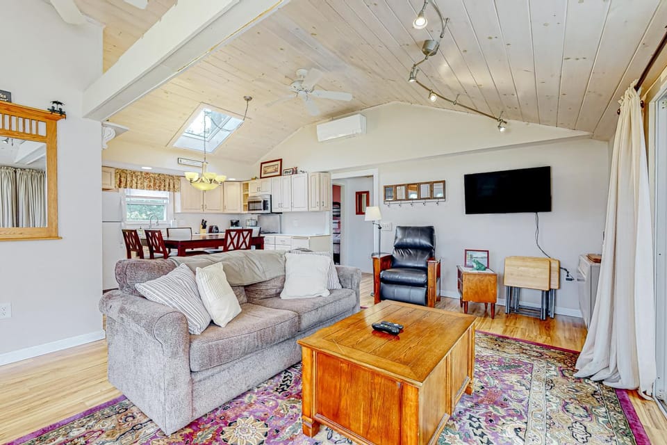 Crystal Lake Cottage House in Gilmanton