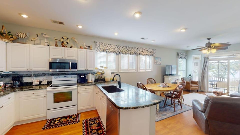 Litchfield Lakeside Oasis 2BR Villa near the Beach House in South Carolina