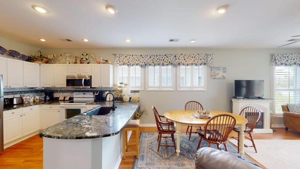 Litchfield Lakeside Oasis 2BR Villa near the Beach House in South Carolina