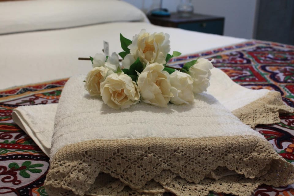 Bed, Bedroom, towels