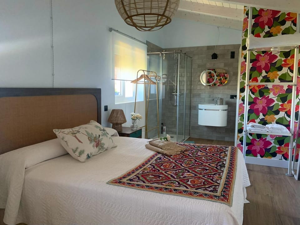 Shower, Bed, Bathroom, Photo of the whole room, Bedroom, towels