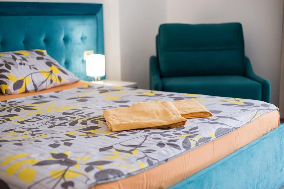 Bed, Photo of the whole room, Bedroom, towels