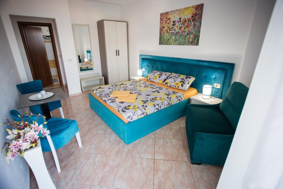 Bed, Living room, Photo of the whole room, Seating area, Dining area, Bedroom