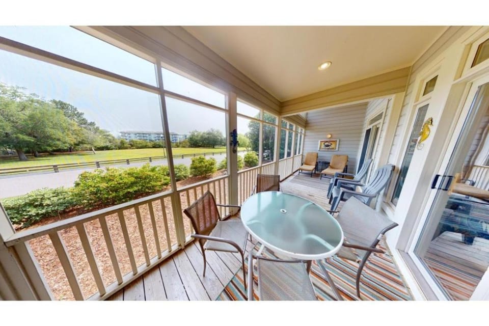 Serenity 2BR Lakeside Villa near Litchfield Resort House in South Carolina