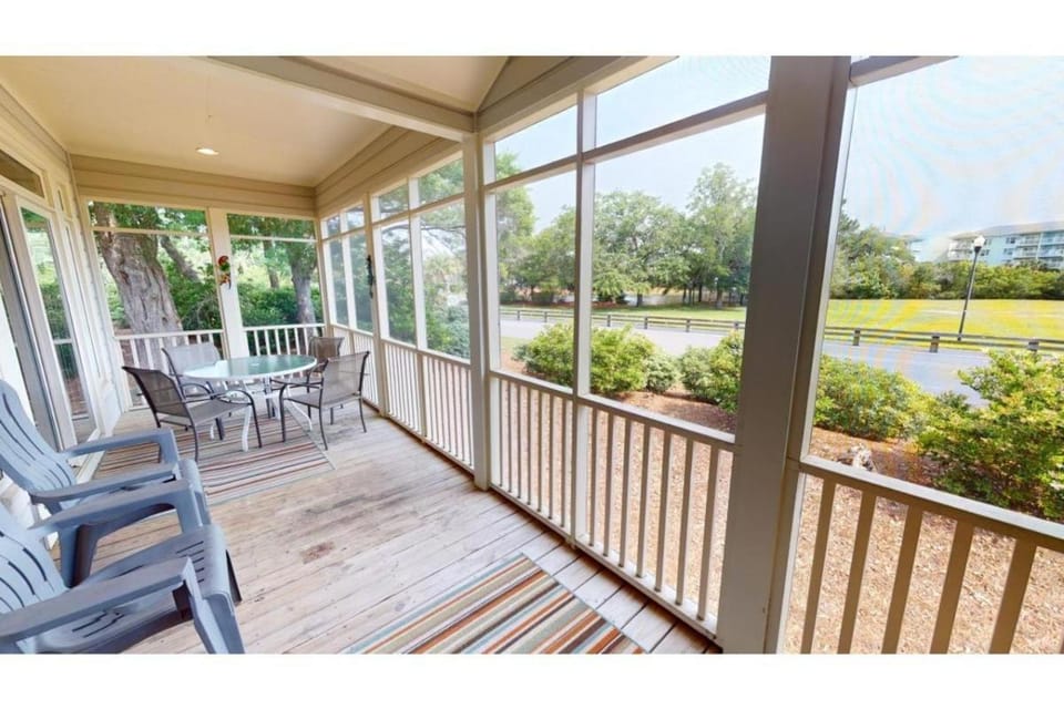Serenity 2BR Lakeside Villa near Litchfield Resort House in South Carolina