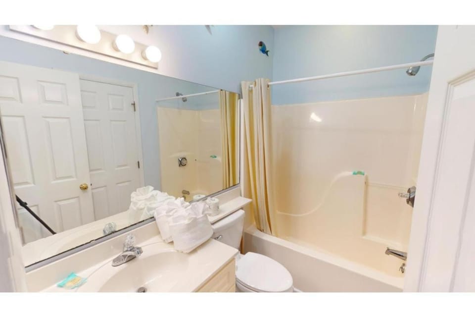 Serenity 2BR Lakeside Villa near Litchfield Resort House in South Carolina